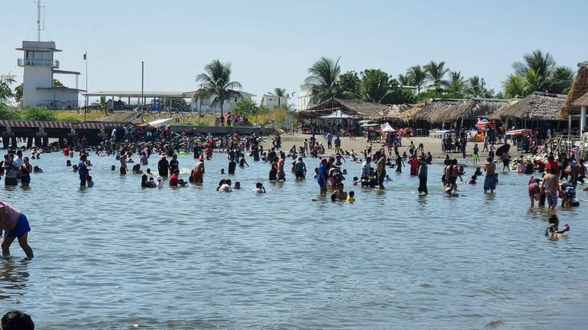 turistas en la playa